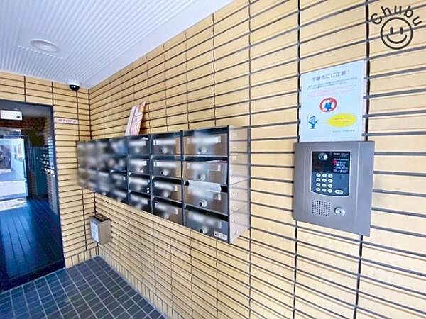 オートロック付きのため、防犯面などがより安心なマンションです！オートロックの解錠には鍵や番号などが必要なため、関係者以外の人が簡単には侵入できない仕組みになっています。セールスなどの訪問にも安心です。