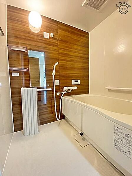 追い焚き機能つきなので帰宅時間のバラバラなご家庭でもみんなが温かいお風呂に入れます。ゆったり入れる浴槽は一日の疲れを癒してくれる場所です!