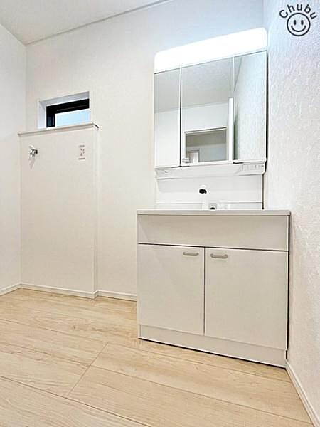 窓もあり風通しのよい洗面脱衣室　鏡の裏にたくさんの小物をしまえる全収納タイプの洗面台です！収納力と機能性に優れた使いやすい設備で、朝の慌ただしい時間でも身支度を快適スムーズに行えます！