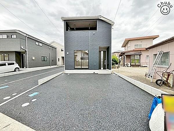 お車は2台駐車可能(車種による)！ぜひ現地にて、実際の建物・駐車・環境・街並み・日当たりなどなどご確認ください！平日・お仕事帰りなど、いつでもご案内できますので、お気軽にお問い合わせください！