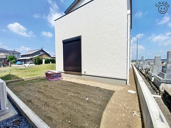 お庭はお子様の遊び場にもピッタリ！自宅なら安心です。ペットの日光浴やグリーンを育てたり、日当たりの良いお庭は様々な利用が可能です。アウトドアチェアを置けばホッと一息つける空間にも変わります！