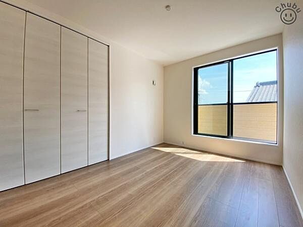 洋室　家族一人ひとりにあわせたプライベートな空間。充分な広さと収納を設置したお部屋はお子様の成長を促します！お子様の成長を支える、勉強や好きなことに没頭する学びの空間にピッタリです！