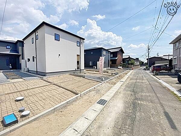 接道：西側公道約4.0ｍ　実際の建物・駐車・環境・街並み・日当たりなどご確認ください！平日・お仕事帰りなどいつでもご案内できますので、お気軽にお問合せください！