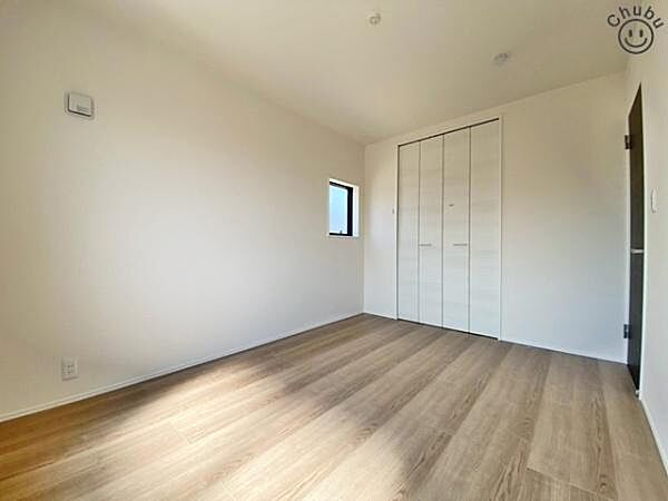 洋室　家族一人ひとりにあわせたプライベートな空間。充分な広さと収納を設置したお部屋はお子様の成長を促します！お子様の成長を支える、勉強や好きなことに没頭する学びの空間にピッタリです！