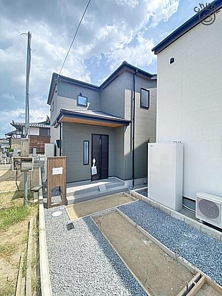 雨の日に安心な屋根付きの玄関ポーチ　上質感漂う玄関へのアプローチ。流行に左右されず、将来にわたって価値が継続する「上質」な佇まい。暮らしを豊かにしてくれる住空間を実現しております！
