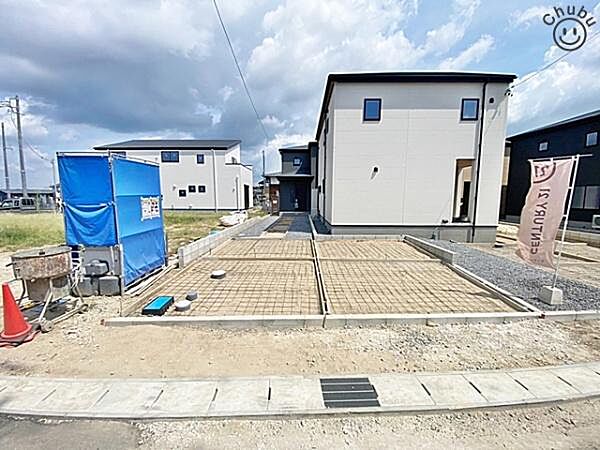 お車は2台駐車可能(車種による)！ぜひ現地にて、実際の建物・駐車・環境・街並み・日当たりなどなどご確認ください！平日・お仕事帰りなど、いつでもご案内できますので、お気軽にお問い合わせください！