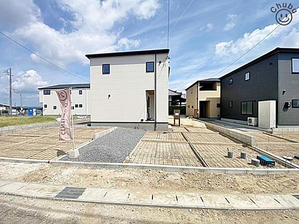 お車は3台駐車可能(車種による)！ぜひ現地にて、実際の建物・環境・街並み・日当たりなどなどご確認下さい！平日・お仕事帰りなど、いつでもご案内できますので、お気軽にお問い合わせ下さい！