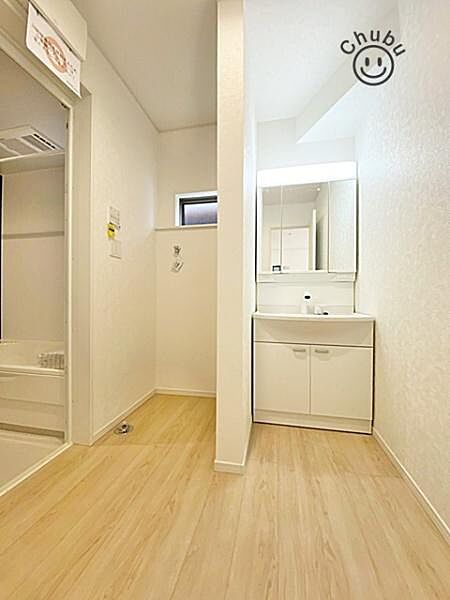 窓もあり風通しのよい洗面脱衣室　鏡の裏にたくさんの小物をしまえる全収納タイプの洗面台です！収納力と機能性に優れた使いやすい設備で、朝の慌ただしい時間でも身支度を快適スムーズに行えます！