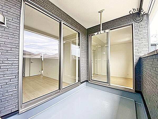 建物の内側に設置されるインナーバルコニーは、天候の影響を受けにくく、急な雨でも洗濯物が濡れにくくなり安心です！お洗濯だけでなく、ちょっとしたリラックスができるゆとりある空間になりそうです！
