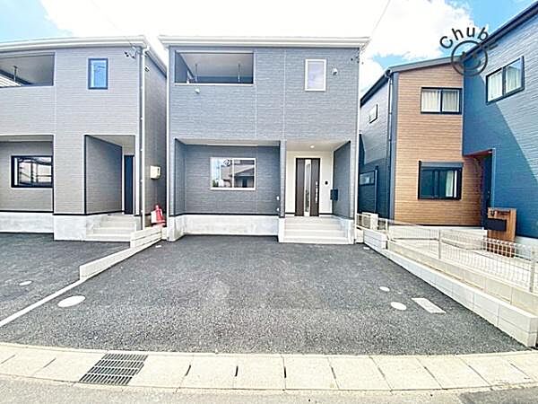 お車は2台駐車可能(車種による)！ぜひ現地にて、実際の建物・駐車・環境・街並み・日当たりなどなどご確認ください！平日・お仕事帰りなど、いつでもご案内できますので、お気軽にお問い合わせください！
