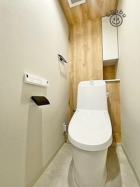 スタンダードな手洗いタンク一体型トイレ！いつも清潔にお使いいただけるよう温水洗浄暖房便座付きのため、快適な毎日を送ることができます！