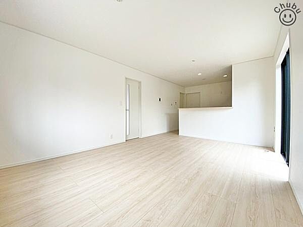 LDK　キッチンと一体化したリビングは家族みんなが自然と料理に参加したり、片づけたりしながらコミュニケーションがとれます。落ち着いた色でコーディネートのため、自然とみんなが集いたくなる空間。
