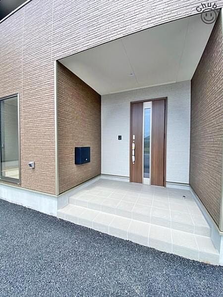 雨の日に安心な屋根付きの玄関ポーチ　上質感漂う玄関へのアプローチ。流行に左右されず、将来にわたって価値が継続する「上質」な佇まい。暮らしを豊かにしてくれる住空間を実現しております！