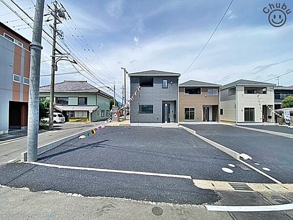 お車は2台駐車可能(車種による)！ぜひ現地にて、実際の建物・駐車・環境・街並み・日当たりなどなどご確認ください！平日・お仕事帰りなど、いつでもご案内できますので、お気軽にお問い合わせください！
