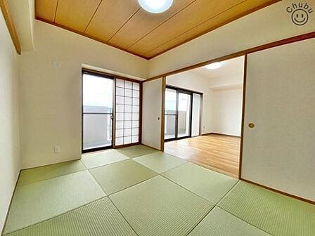 リビングに隣接した和室は小さなお子様の遊び場やお昼寝スペース、洗濯物を畳んだりとミセスコーナーとしても使えます。来客時の客室としても利用できるため、あると便利な使い勝手の良い空間です!