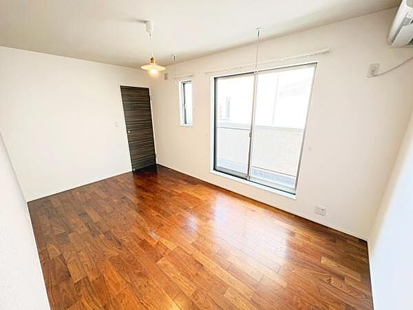 バルコニーに面した明るいお部屋です！