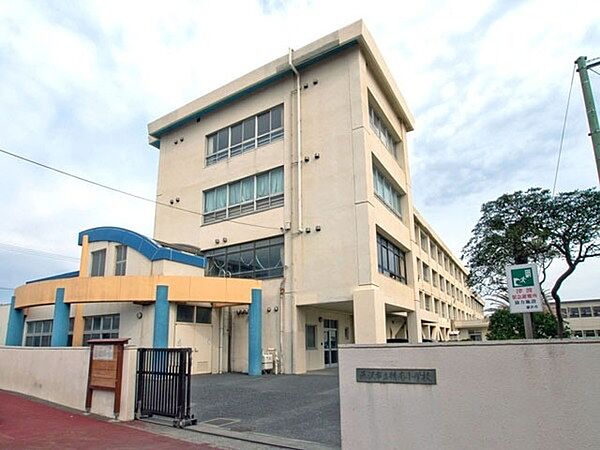 藤沢市立鵠南小学校まで644m