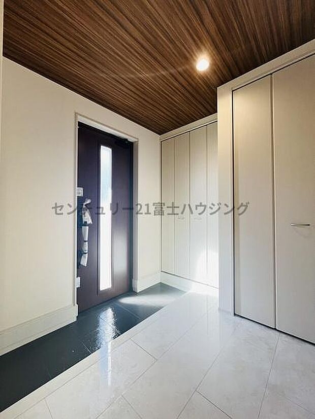 広々とした玄関、収納も豊富にございます!