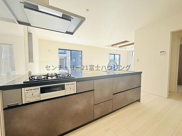 収納豊富な明るいキッチンです