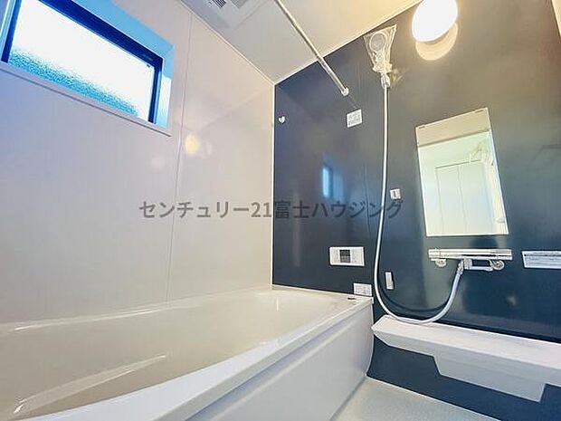 バスルームに窓がございます