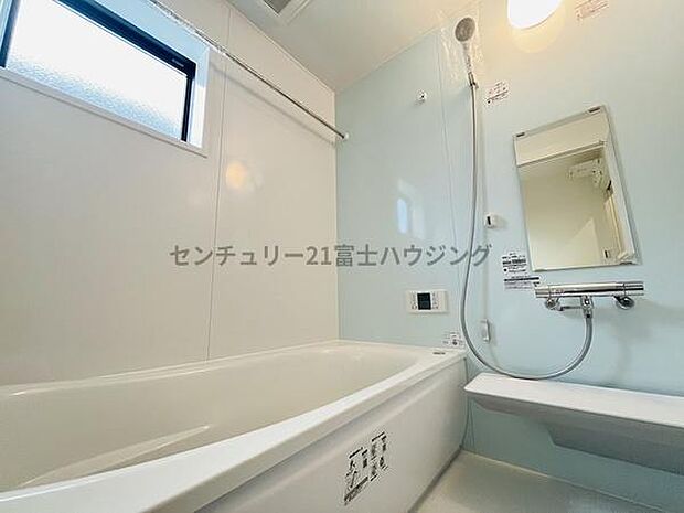バスルームに窓がございます