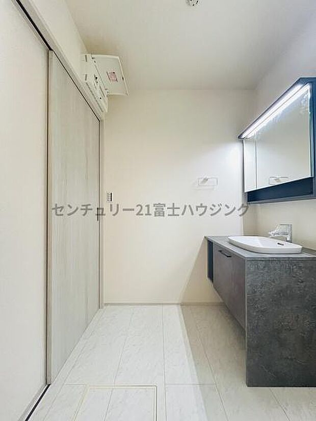 広々とした洗面所です