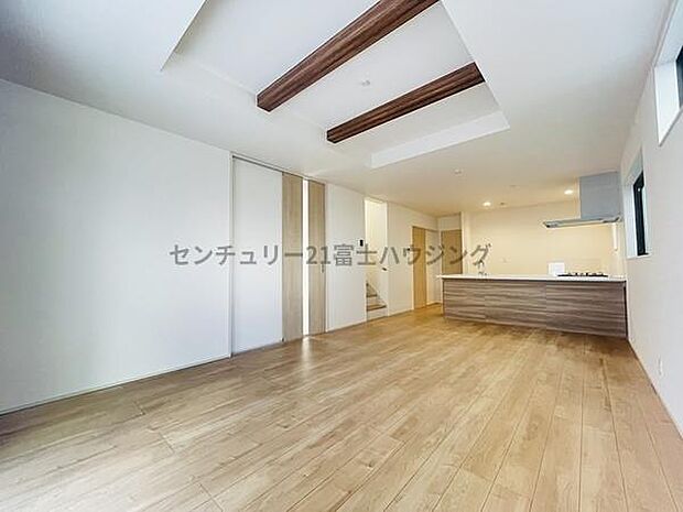 ダイニングも明るくお食事できます！