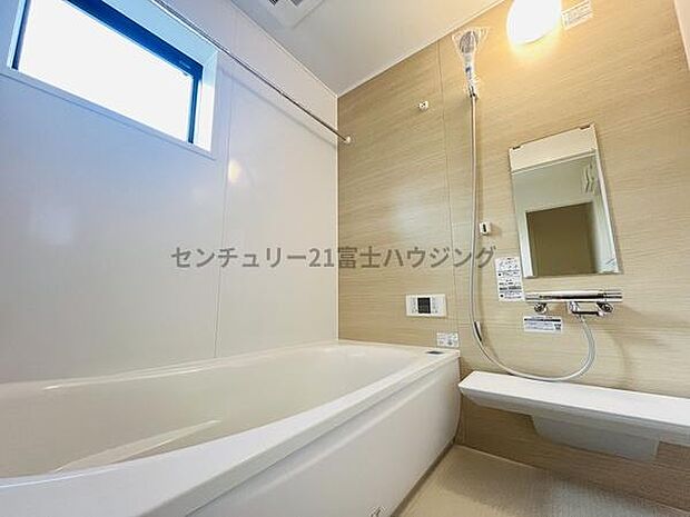 バスルームに窓がございます