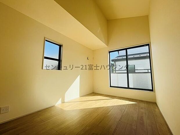 バルコニーに面した明るい洋室です！