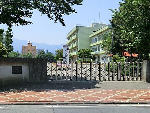 厚木小学校まで720m
