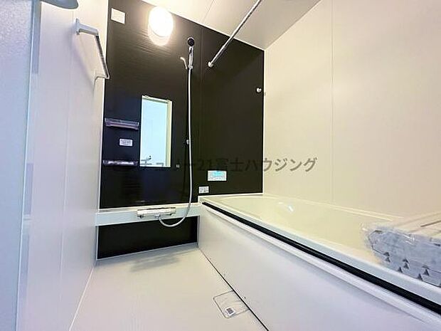 ゆったりとした浴室です