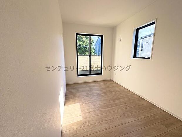 バルコニーに面した明るい洋室です!