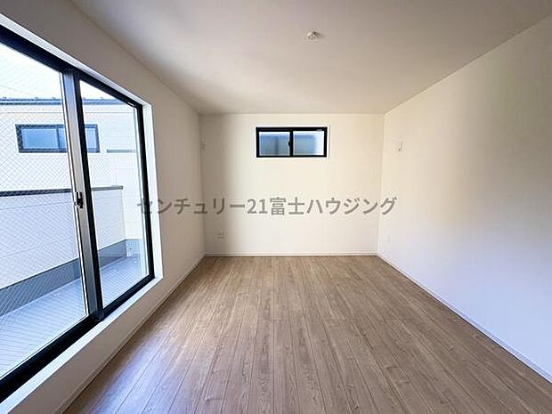 バルコニーに面した明るい洋室です!