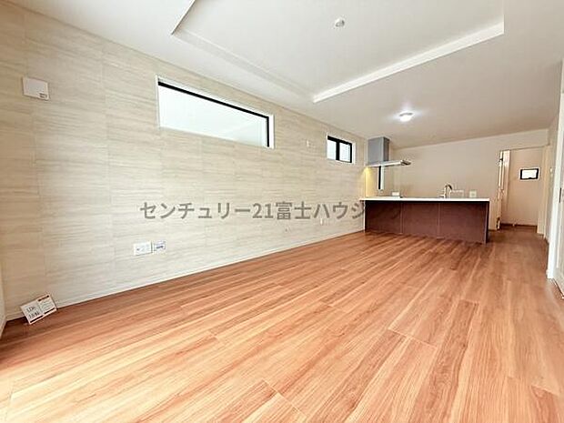 ダイニングも明るくお食事できます!