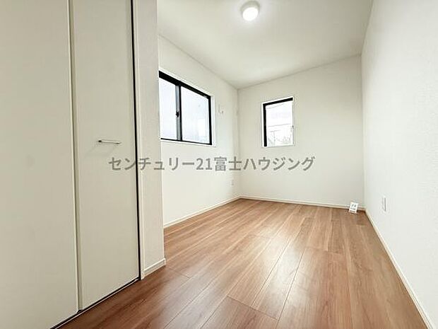 約5.3帖の洋室です