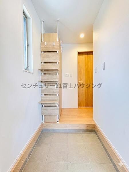 広々と明るい玄関が帰りを迎えてくれます！