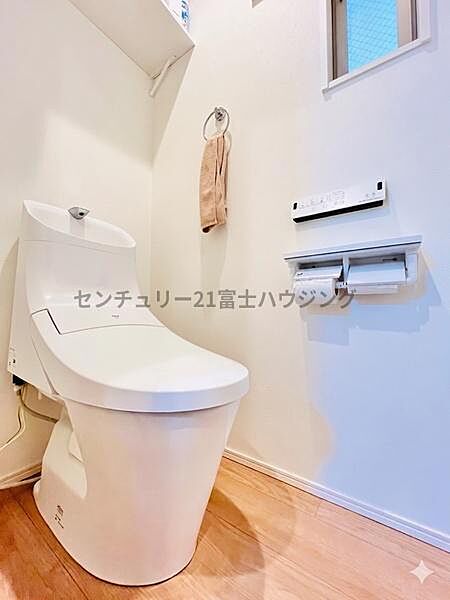 白を基調とした清潔感があるトイレです！※AIによる家具消し実施済み