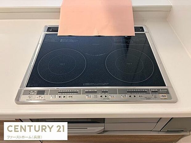 スタイリッシュなIHクッキングヒーターが設置されたキッチンです。天板がフラットでお手入れも簡単に行えます。操作パネルも見やすく調理のしやすさが特徴です。新しいキッチン空間に最適な設備です。