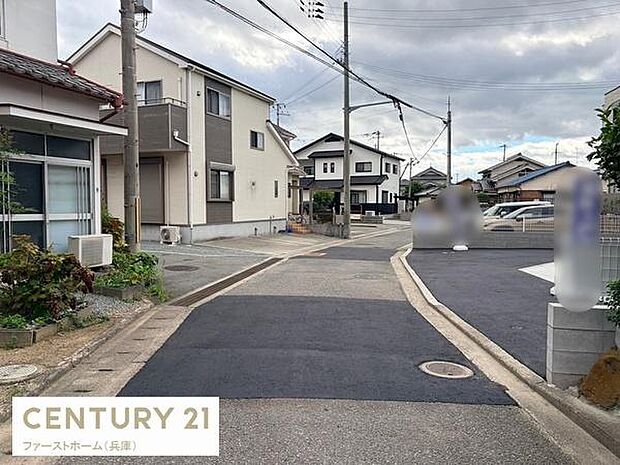 前面道路が舗装されており車の出入りもスムーズに行えます。周囲の住宅と調和した落ち着いた雰囲気です。電線や街路樹も整備され住環境が整っています。現地の状況が分かりやすい写真です。
