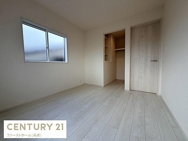 シンプルなデザインの子供部屋です。クローゼットスペースがあり収納もしやすい造りになっています。二面採光により明るさが感じられます。室内は清潔感のあるフローリング仕上げです。