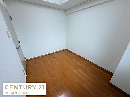 シンプルで使いやすい間取りの子供部屋です。明るいフローリングが空間に開放感を与えます。壁や床が清潔感のある印象を演出しています。収納やレイアウトの自由度が高いお部屋です。