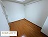 子供部屋：シンプルで使いやすい間取りの子供部屋です。明るいフローリングが空間に開放感を与えます。壁や床が清潔感のある印象を演出しています。収納やレイアウトの自由度が高いお部屋です。