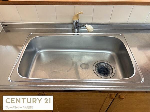 シンプルなデザインのキッチンシンクです。ワイドなシンクは大きな調理器具も扱いやすいです。水栓も使いやすい位置に配置されています。清潔感のあるステンレス仕様が特徴です。