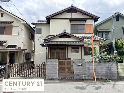 外観:落ち着いた雰囲気の外観が印象的です。門扉や塀がしっかり設けられています。バランスの良いデザインが特徴です。2階建てで使いやすい間取りが想定できます。周囲と調和した佇まいです。 外観:落ち着いた雰囲気の外観が印象的です。門扉や塀がしっかり設けられています。バランスの良いデザインが特徴です。2階建てで使いやすい間取りが想定できます。周囲と調和した佇まいです。