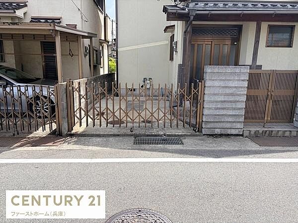 駐車スペースには伸縮門扉が設置されており安心感があります。前面道路との段差も小さく日常の車の出し入れがしやすそうです。道路に面しているためアクセスも良好です。住まいのすぐ隣に駐車できるのが特徴的です。