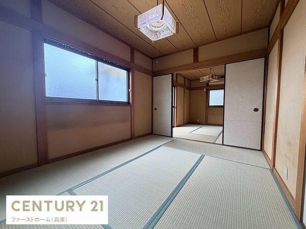 落ち着いた色合いの和室で畳の質感が楽しめる空間です。大きな窓から自然光が入り室内が明るく感じられます。ふすまを開けると広がりを感じられるのも特徴です。天井の木目調が和の雰囲気を演出しています。