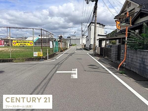 前面道路を含む現地写真です。道路の幅員がしっかりと確保されており交通の見通しが良い印象です。周辺は落ち着いた雰囲気が感じられ全体的に整然とした印象を受けます。現地の状況をしっかりご確認いただけます。