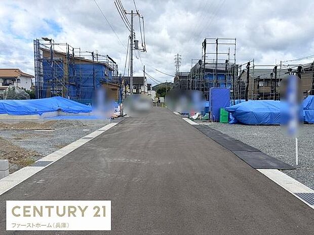 道路幅も十分にあり日当たりもしっかり確保されています。交通の妨げになりにくい静かな環境です。建物周辺も整然としています。