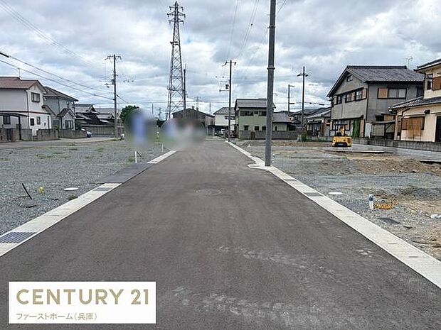 前面道路は舗装されており周囲には住宅が立ち並ぶ穏やかな環境です。落ち着いた住宅地に位置し生活の拠点として活用しやすい現地です。