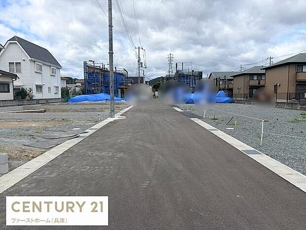 前面道路は舗装されており周囲には住宅が立ち並ぶ穏やかな環境です。落ち着いた住宅地に位置し生活の拠点として活用しやすい現地です。